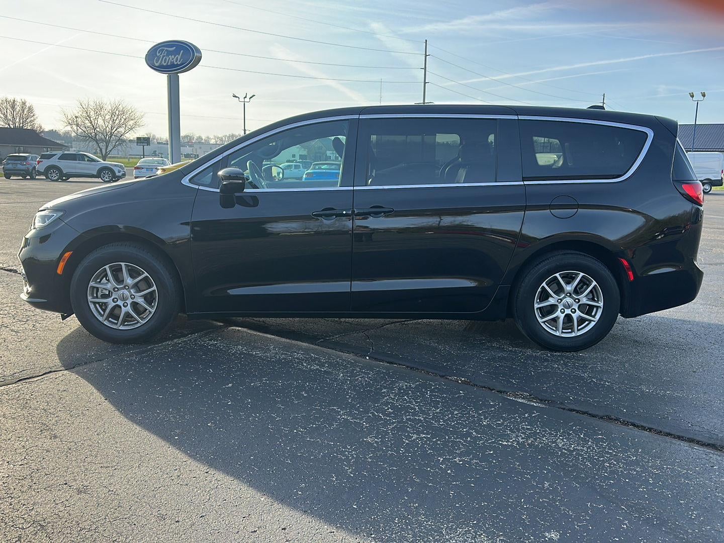 2025 Chrysler Pacifica Select