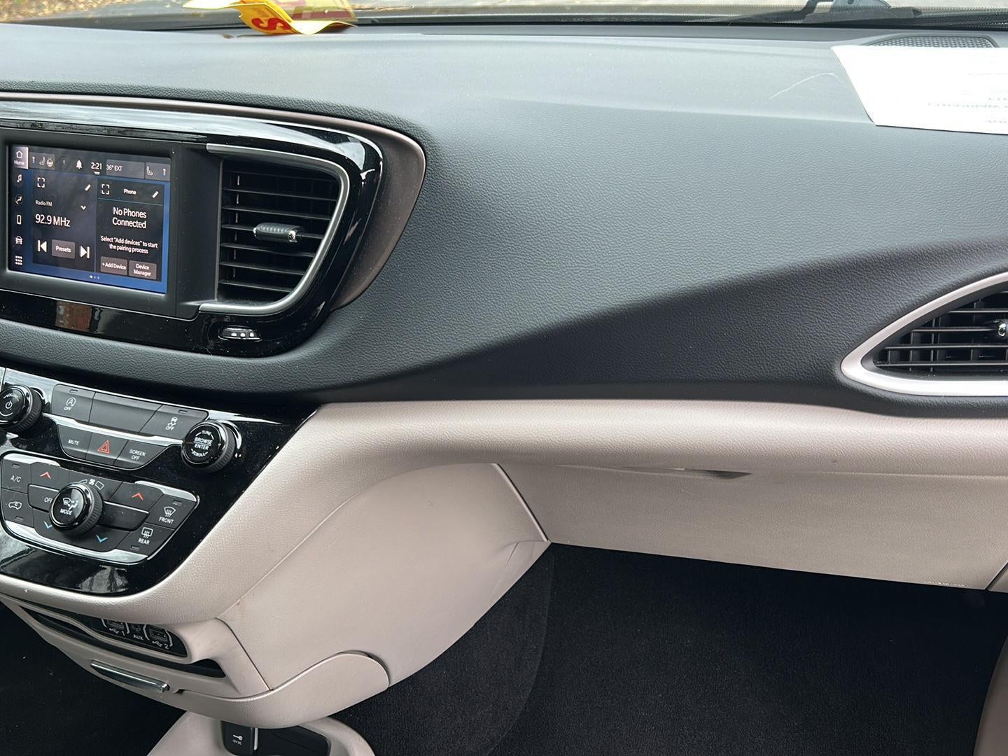 2023 Chrysler Voyager LX