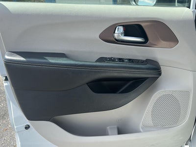 2022 Chrysler Voyager LX
