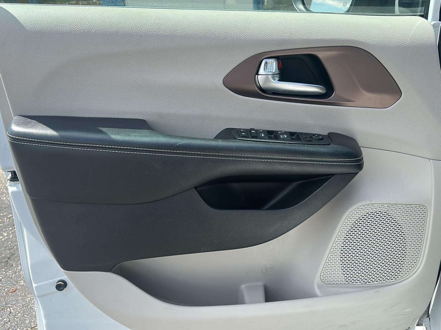 2022 Chrysler Voyager LX
