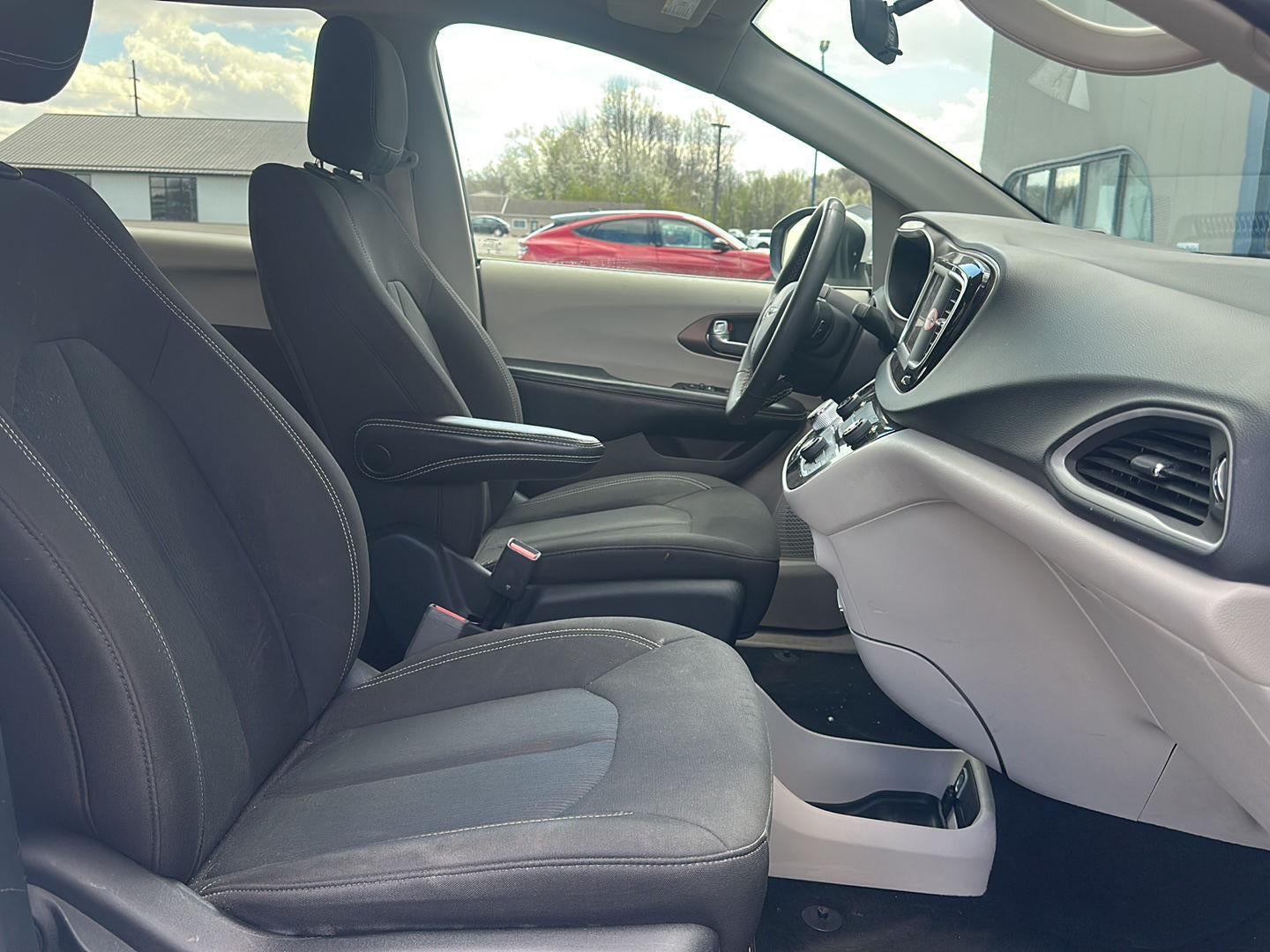 2022 Chrysler Voyager LX
